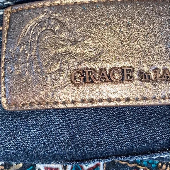 Grace in LA  Denim Shorts Aztec Tribal Embroidered Rhinestones Sz 28 ( 6 ) NWOT - Picture 5 of 9